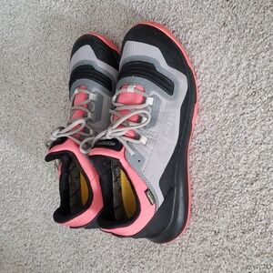 Keen sneakers sz 8 waterproof grey